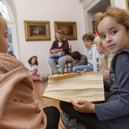 Kinder bei einem Vermittlungsprogramm im Museum, Foto: LWL/Walter Fischer