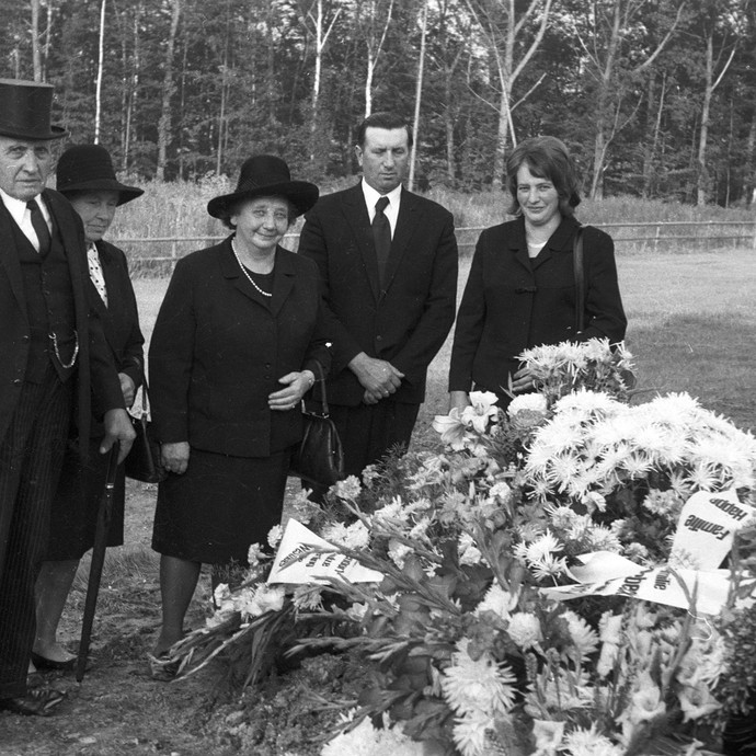 Trauergäste in schwarzer Trauerkleidung mit Hüten und Zylinder in Münster-Nienberge 1974. Foto: Archiv für Alltagskultur in Westfalen/Adolf Risse (öffnet vergrößerte Bildansicht)