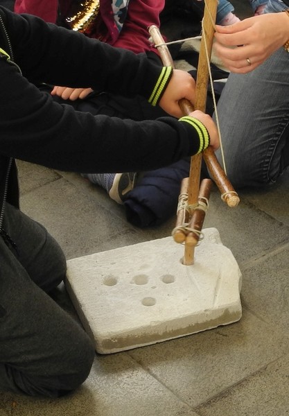 Kinder beim Ausprobieren eines Steinbohrers, Foto: LWL/Neseker