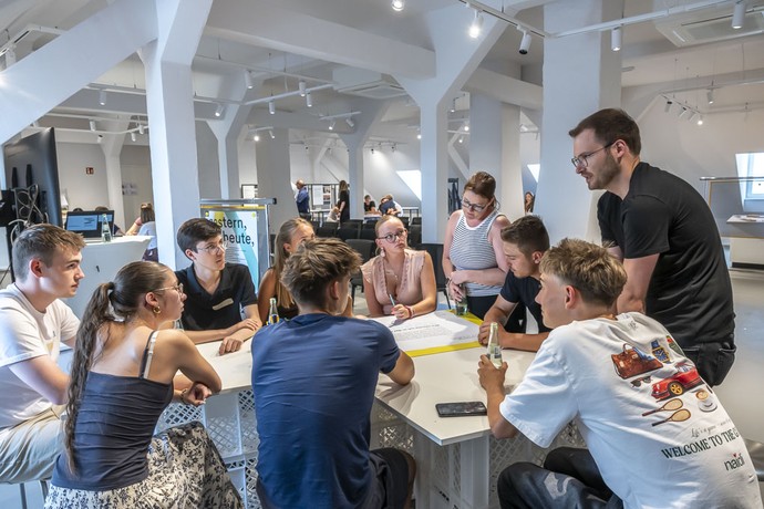 Gruppenarbeit bei einem Workshop für Schüler:innen in der Gedenkstätte Französische Kapelle Soest.