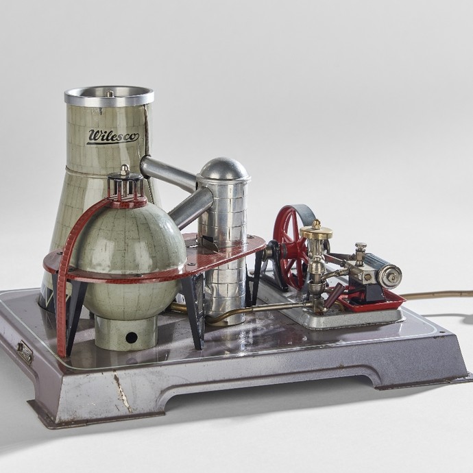 Atomkraft fürs Spielzimmer: die Wilesco-Dampfmaschine R200.  Foto: LWL/ Kainulainen (vergrößerte Bildansicht wird geöffnet)