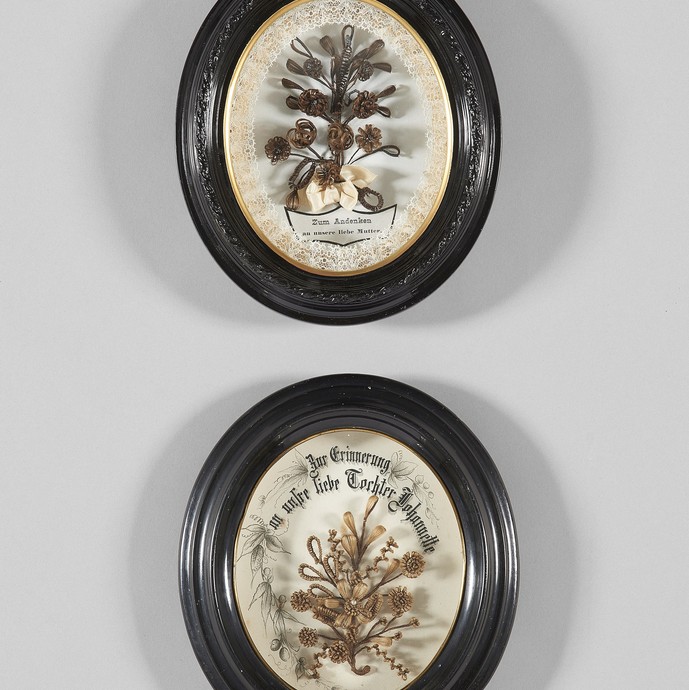 Haarbilder zur Erinnerung, um 1900, Leih-gaben des Südsauerlandmuseums, Museums für Kunst und Kulturgeschichte des Kreises Olpe in Attendorn sowie des Stadtmuseums Lippstadt. Foto: LWL/Kainulainen (vergrößerte Bildansicht wird geöffnet)