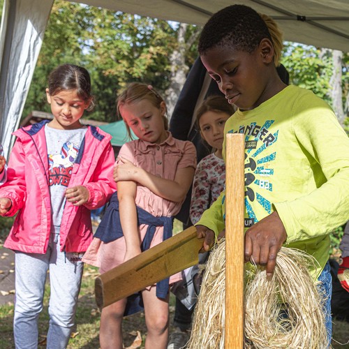 Kinder bei der Flachsverarbeitung, Foto: LWL/Walter Fischer