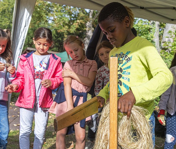 Kinder bei der Flachsverarbeitung, Foto: LWL/Walter Fischer