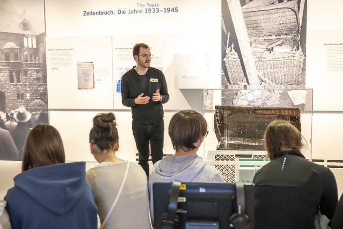 Henrik Oberhag gibt einen Workshop für Schüler:innen im Jüdischen Museum Westfalen in Dorsten.