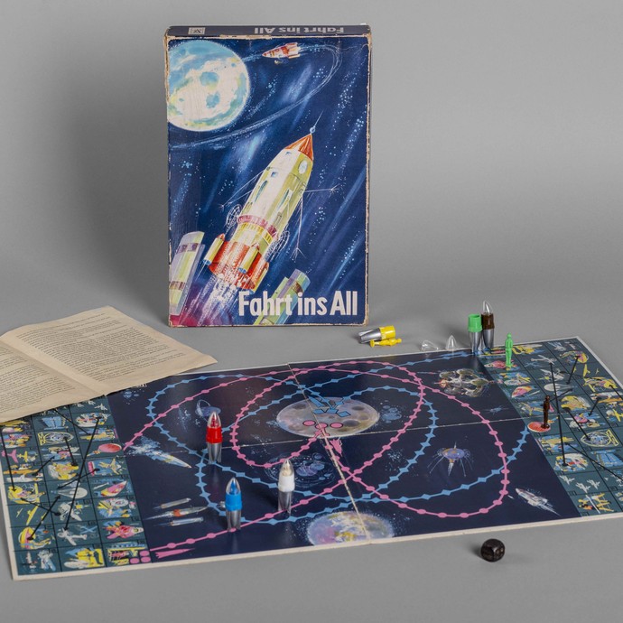Spiel „Fahrt ins All“: Bei dem Spiel aus der DDR durchlaufen junge Kosmonauten verschiedene Stationen, bis sie in einer Rakete den Weg zum Mond beginnen. Foto: LWL/Kainulainen (vergrößerte Bildansicht wird geöffnet)