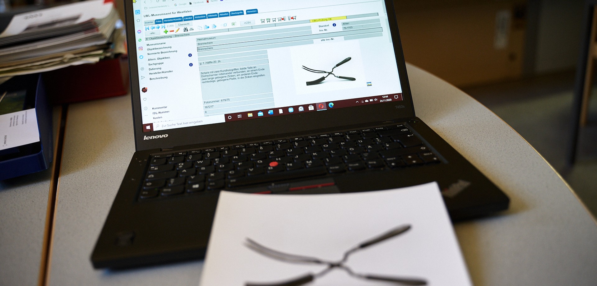Inventarkarte und Datenbankeintrag eines Museumsobjektes, Foto: LWL/Frank Springer