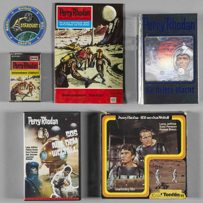 Perry Rhodan: Verschiedene Perry Rhodan Artikel aus der Sammlung von Kurt Kobler: vom Hörspiel über Filme bis hin zum Mission-Patch. Foto: LWL/Pinsdorf (vergrößerte Bildansicht wird geöffnet)