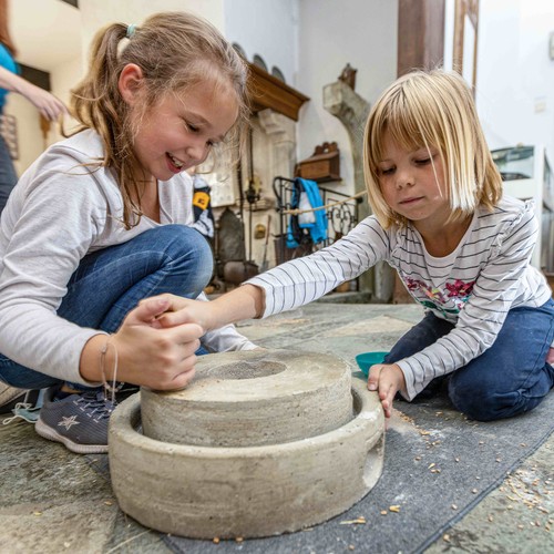 Kinder beim Kornmahlen, Foto: LWL/Walter Fischer