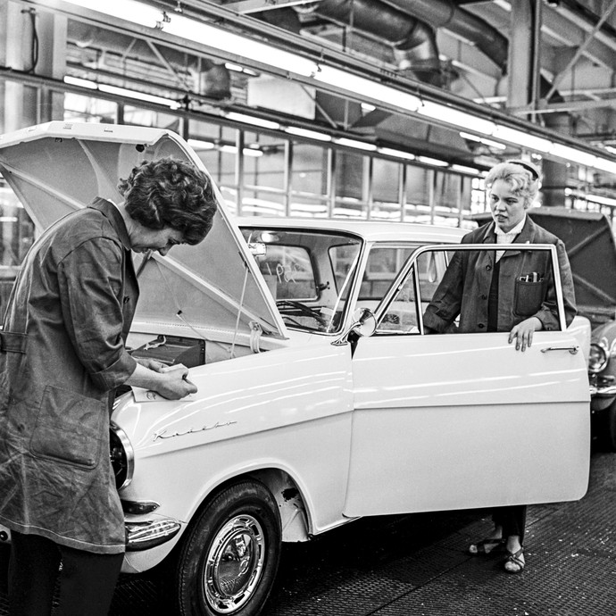 Montagestraße Opel Kadett, Opel-Werk I, Bochum, 1963. LWL/Helmut Orwat (vergrößerte Bildansicht wird geöffnet)