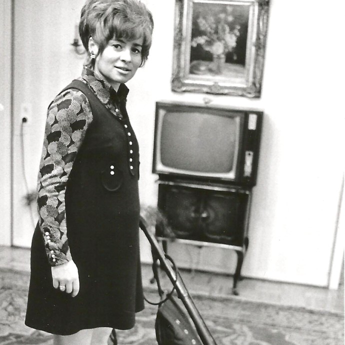Frau mit Hoover, Münster 1970, Foto: Christoph Preker/Münster (vergrößerte Bildansicht wird geöffnet)
