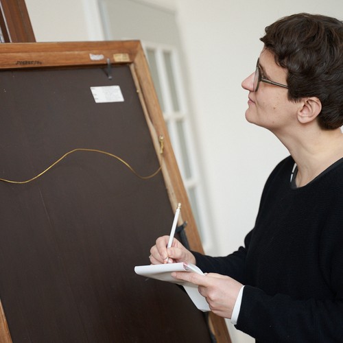 Provenienzrecherchen am Objekt, Foto: Frank Springer