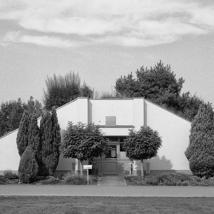 Vom Atombunker zum Freizeitloft. Die Bunkersiedlung in Twisteden, in der Munitionsbunker zu modernen Wohnungen umgebaut wurden. Foto: Dieter Blase (vergrößerte Bildansicht wird geöffnet)