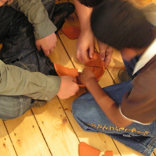 Kinder beim Zusammensetzen eines Gefäßes, Foto: