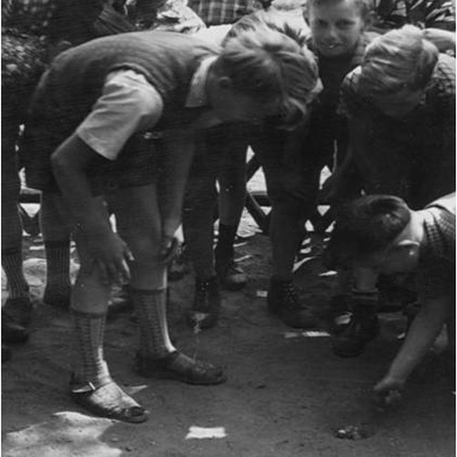 Kinder beim Murmeln, Foto: Hermann Völker/Kommission Alltagskulturforschung für Westfalen