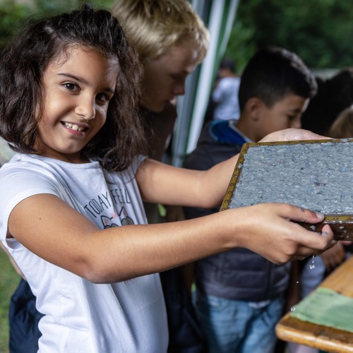 Kinder beim Papierschöpfen, Foto: LWL/Walter Fischer