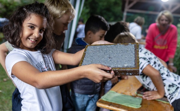 Kinder beim Papierschöpfen, Foto: LWL/Walter Fischer