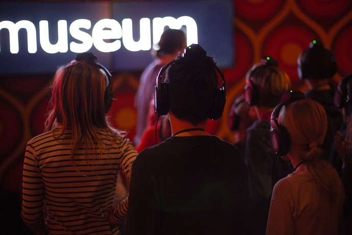 Besuchende mit Audioguide im rock'n'popmuseum in Gronau; Foto: rock'n'popmuseum