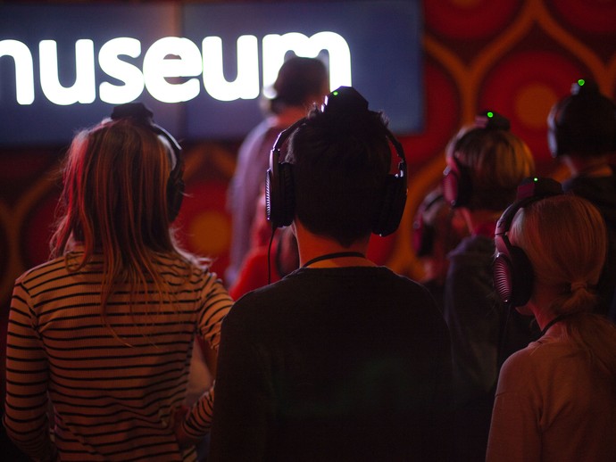 Besuchende mit Audioguide im rock'n'popmuseum in Gronau; Foto: rock'n'popmuseum